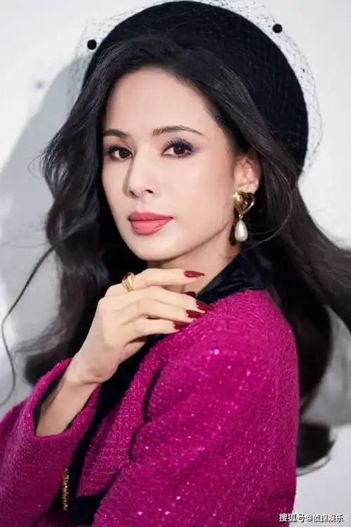 57岁李若彤罕晒素颜健身照,双颊略松弛皱纹不明显,状态超年轻_运动