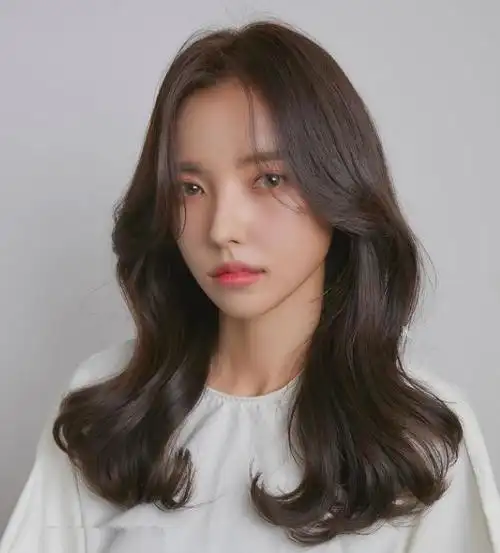 它不仅是韩国女团最爱的发型之一,一定少不了韩式气垫烫