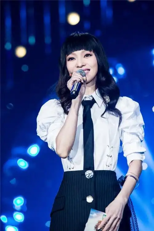 组图张韶涵齐刘海造型再现冻龄美颜搭配学院风短裙超减龄