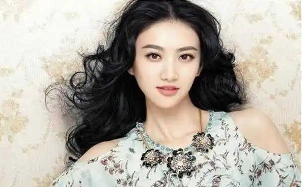 家世成谜传闻不止的景甜,从煤老板到万达小妈,她是有多神秘?