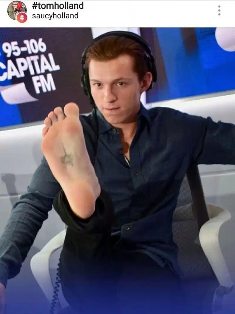 荷兰弟的脚板底蜘蛛纹身 很多歪果仁都喜欢纹身,荷兰弟也不例外,但疼