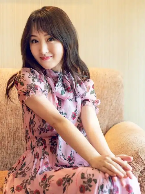 杨钰莹还不肯放过自己!48岁穿粉嫩碎花小裙,硬生生嫩成16岁少女