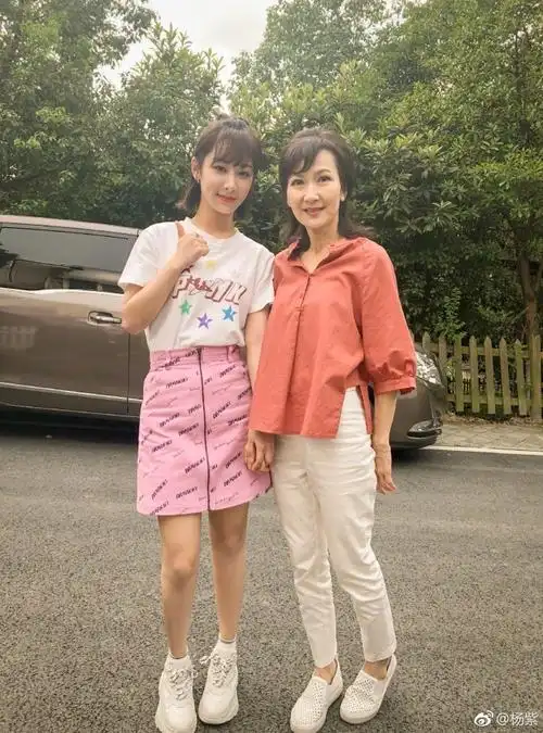 杨紫西湖偶遇小青身高差是亮点身在西湖却定位在北京