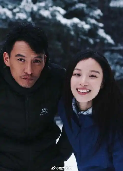 倪妮张震挽手同框