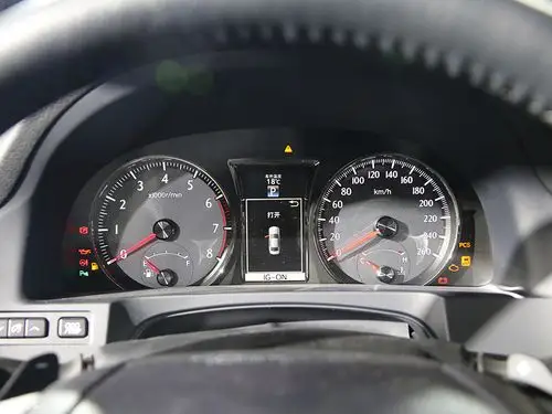 仪表盘采用了传统机械式仪表和液晶屏幕组合的方式,指针清晰易读,4.