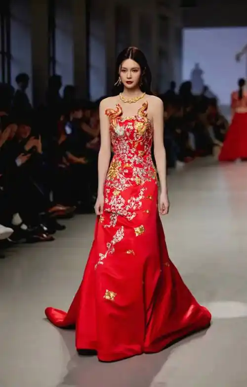 沈梦辰一袭龙纹红色旗袍仪态大方彰显新中式魅力