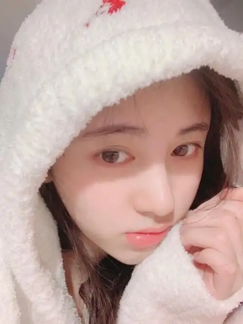 素颜奶油肌鞠婧祎齐刘海发型让人认不出