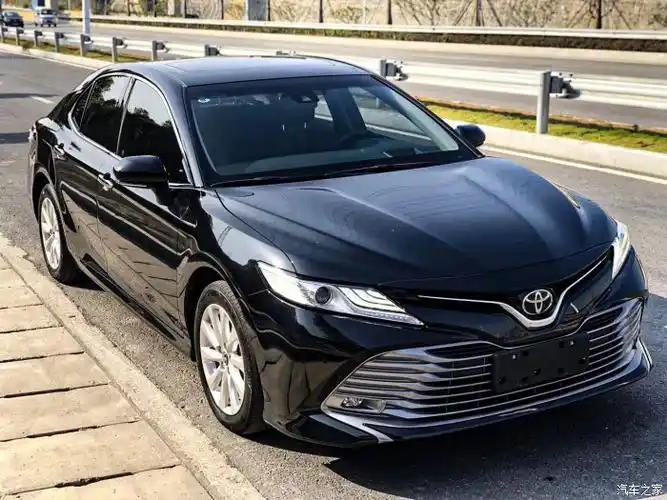 丰田凯美瑞轿车,日系b级家轿的领军车型,黑色外观沉稳大气.