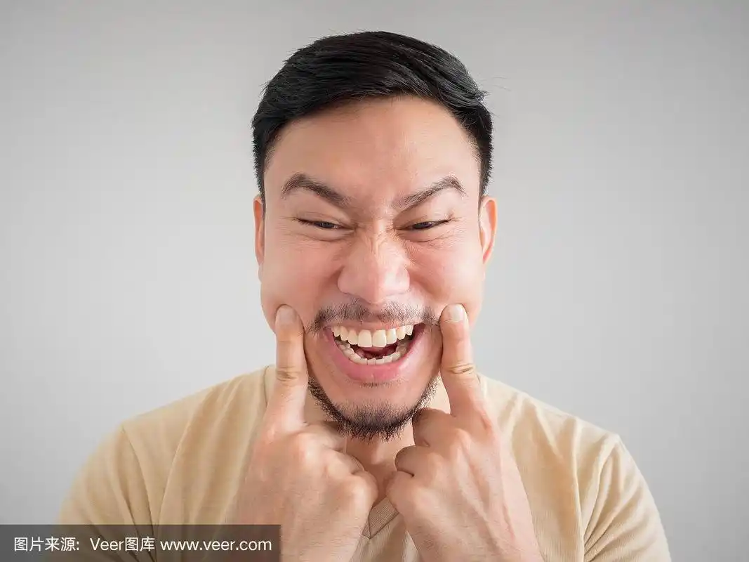 疯狂大笑的亚洲男人的大头照.