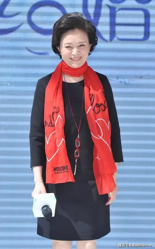 篱笆女人和狗主演刘莉莉穿西装身材挺拔一点都不像61岁