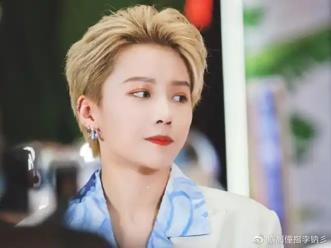 刘雨昕喻言路拍生图被热传,可没了修图,谁敢信她俩是忙内?