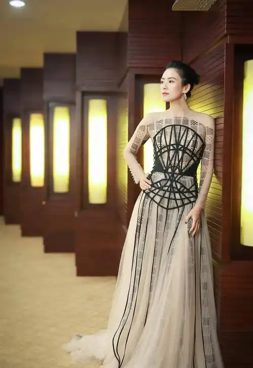 章子怡孕后"发胖",靠黑色裙子藏肉,看来明星也有普通人的烦恼_款式