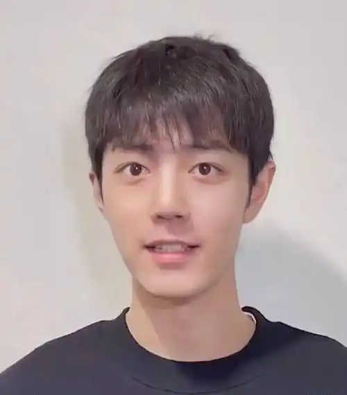 其他男明星们的素颜看起来反差都不大,但鹿晗的让我很意外啊,化妆后的