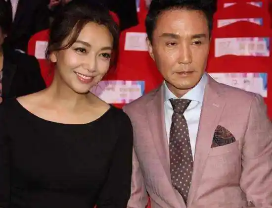 50岁江珊, 离婚之后二嫁小20岁男友, 前夫娶小娇妻, 今各自安好!