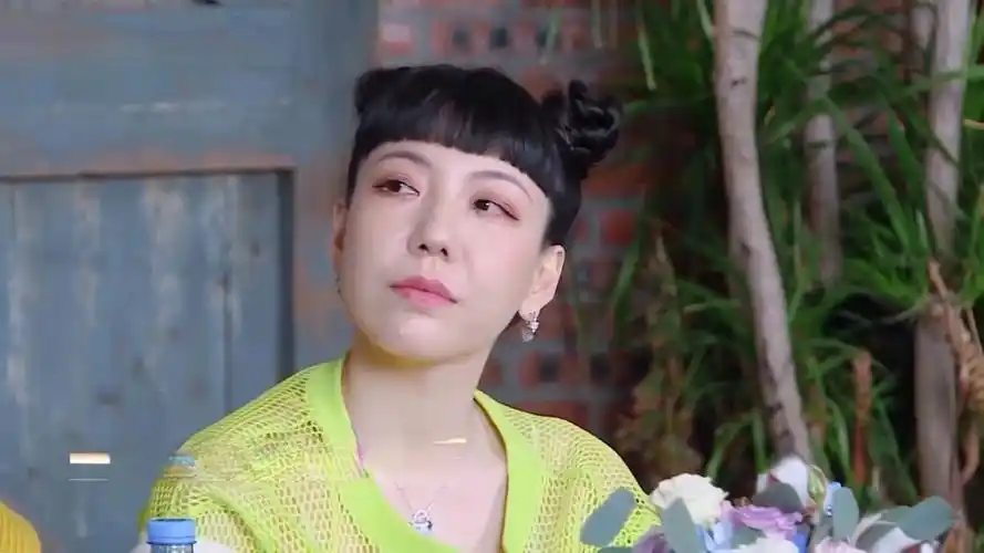 抢先看:何洁《你一定要幸福》动人歌声惹人落泪