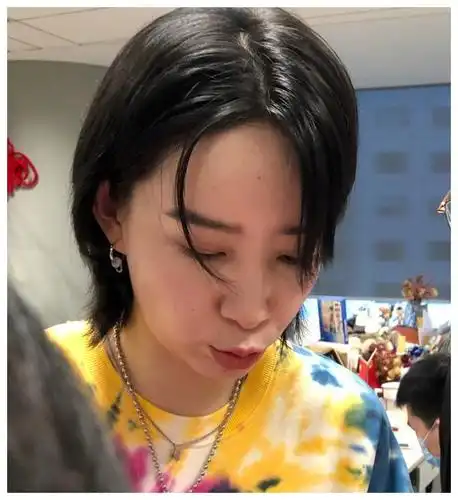 成团出道后李斯丹妮首次露面,扫楼生图曝光,颜值我没看错吧