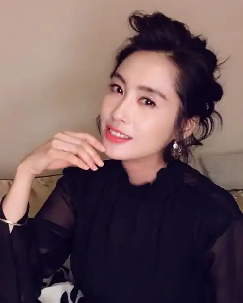 47岁朱茵近照素颜现身超市皮肤黝黑身高是永远的痛