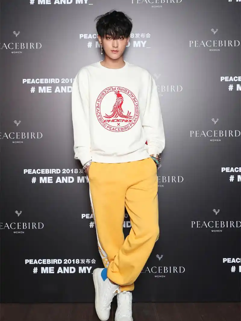 黄子韬真会玩,一场活动换三套衣服,运动裤居然比破洞裤还潮!