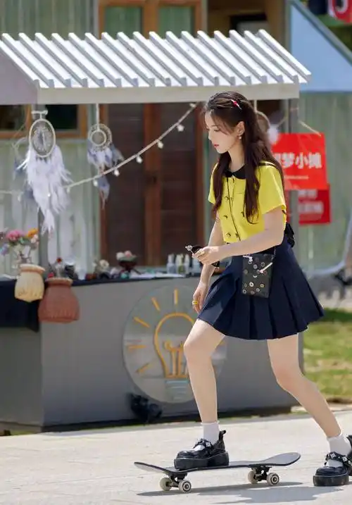 杨超越黑色百褶裙大长腿性感写真_披肩_长发_高跟鞋