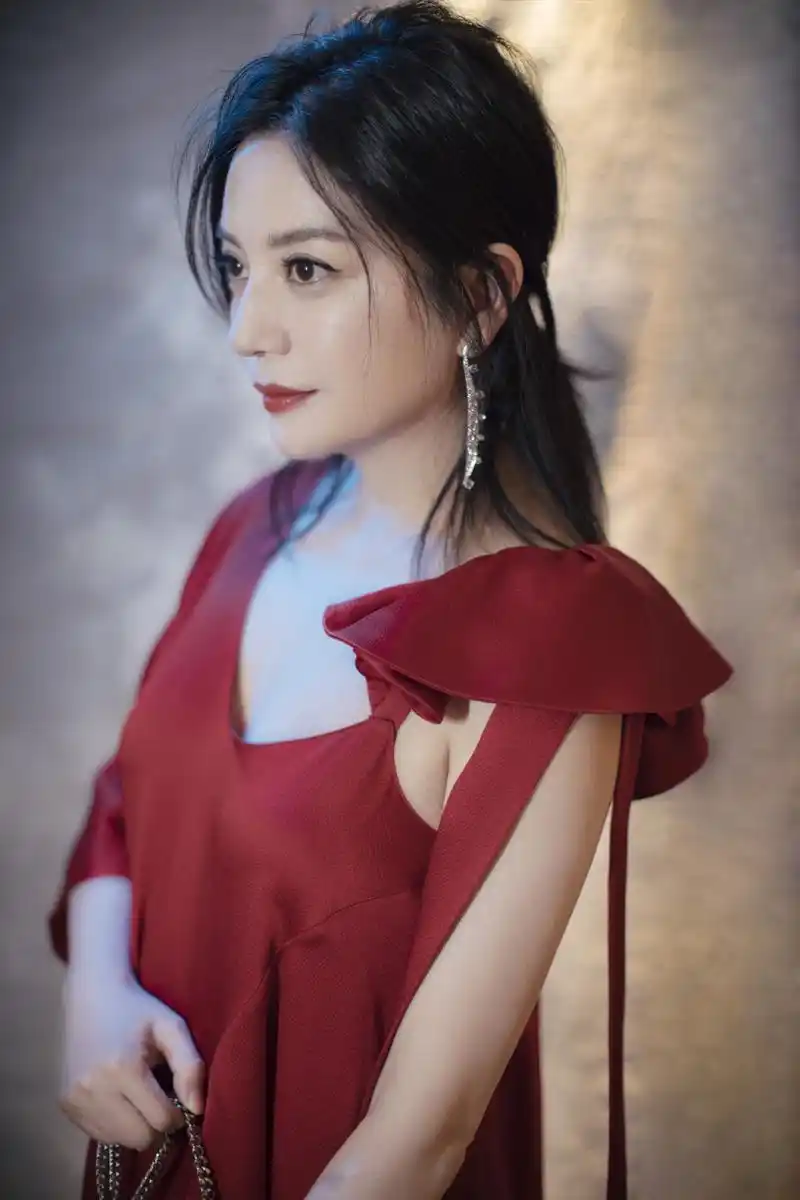 第37届香港电影金像奖#赵薇与成龙大哥一起亮相第37届香港电影金像奖