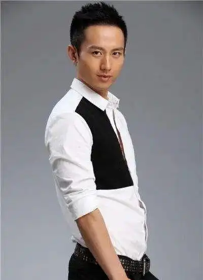 成毅早期旧照曝光脑门大发际线高很显老撞脸gai司凤滤镜破碎