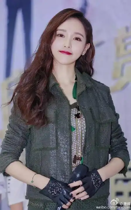 "赏金猎人"唐嫣落地济南?美到爆棚?快看现场视频!|?小忆电影播报