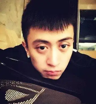 秦奋之所以被叫做沪上皇,主要是因为家里有钱,他是上海有名的富二代