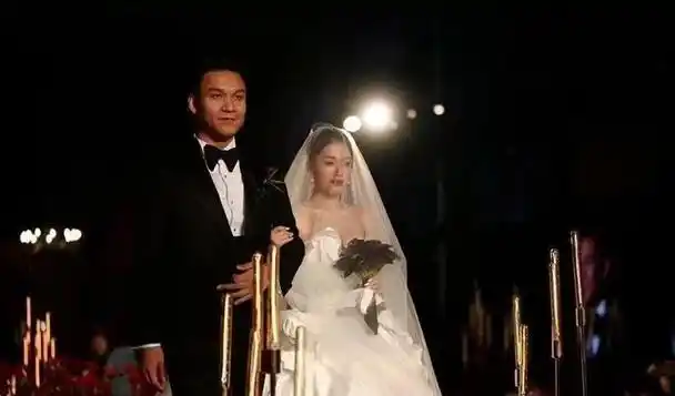他们举行了盛大的婚礼,李嘉格穿着洁白的婚纱,化着精致的妆容.