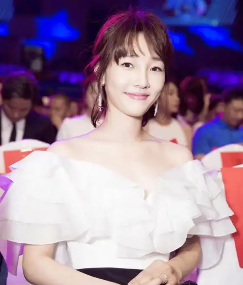 但是充满毅力的白百何始终没有放弃,在演员的道路上坚持着自己.