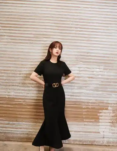 原创杨紫最新写真曝光,一袭复古鱼尾裙亮相,浑身上下散发着御姐气质