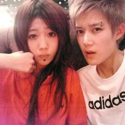 林弯弯的女朋友依依资料照片 林弯弯和李溪芮关系