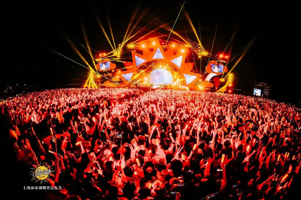 华晨宇上海滴水湖音乐节航拍图来了!现场红海壮观如演唱会