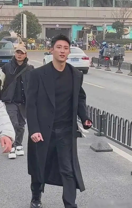 黄景瑜走路真的超有大佬风范的,大家觉得他有没有一点像周润发呀