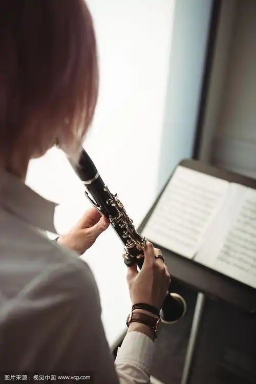 在音乐学校里吹单簧管的女人