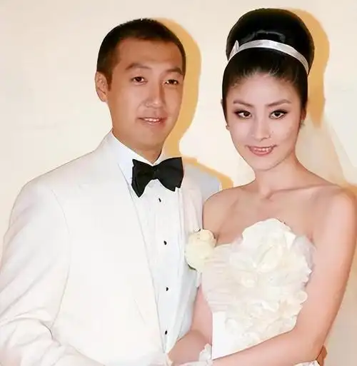 陈慧琳:36岁与初恋结婚,41岁高龄产2胎,痛失双胞胎女儿一生痛