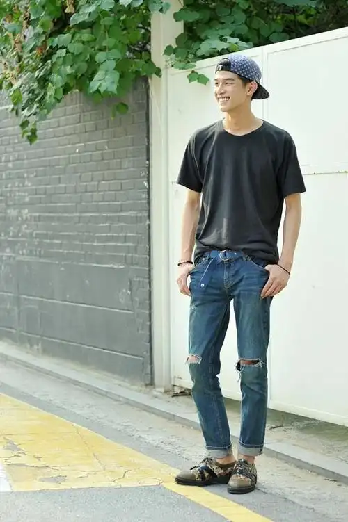 40,50岁的男人,不敢穿破洞牛仔裤了?夏日这样搭,造型时髦得体