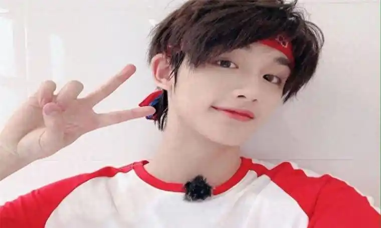 丁程鑫北电表演班新生合影曝光,不算很出众,女同学漂亮_美女_时候