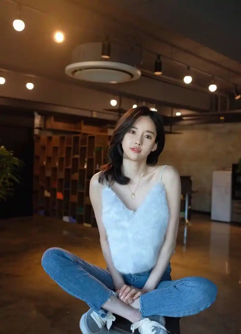 潘南奎进组拍戏,一身红衣古装美艳霸气,精致五官撞脸杨颖