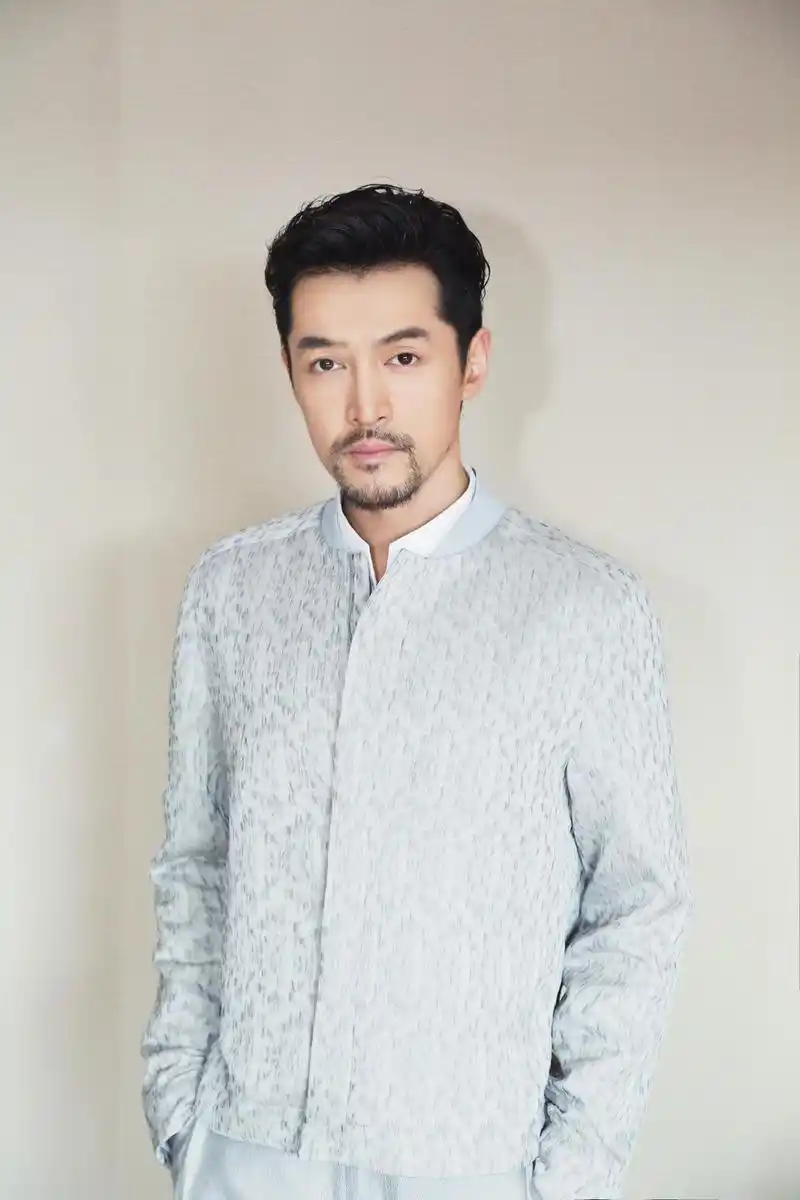胡歌身穿休闲装胡子造型亮相 尽显成熟稳重气质_凤凰网凤凰网娱乐_凤