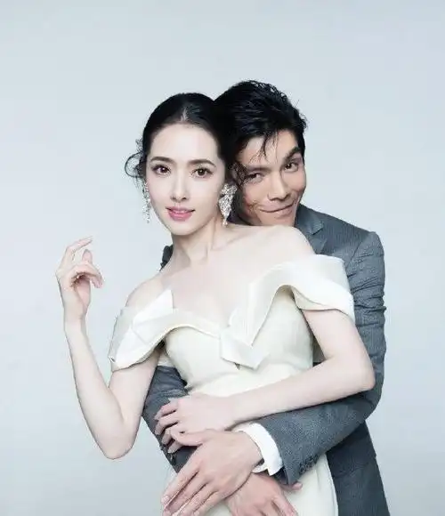 向佐举着自制接机牌等待岳父和未来媳妇郭碧婷_网易订阅