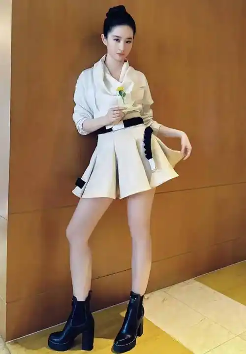 刘亦菲的腿太粗,光看腿得有120斤,网友:女明星的腿和正常人一样