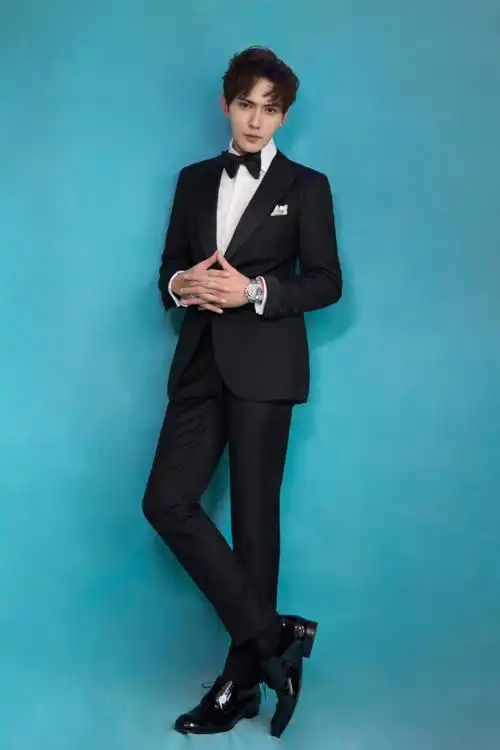 男演员徐正溪黑色礼服帅气活动写真