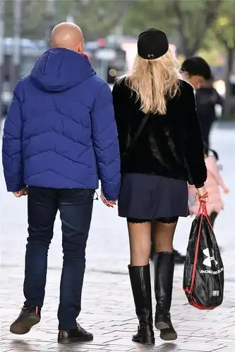 街拍:那些双双对对逛街情侣,用最普通的方式做爱情保鲜