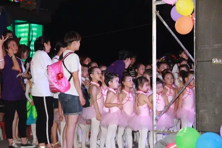 嘘菁菁六一演出台前幕后高清花絮剧照