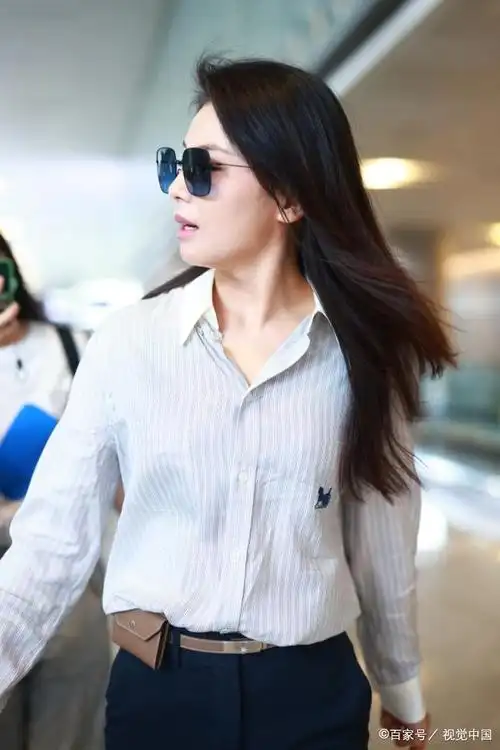 刘涛亮相上海机场!身穿撞色条纹衬衫搭西裤,尽显个人魅力