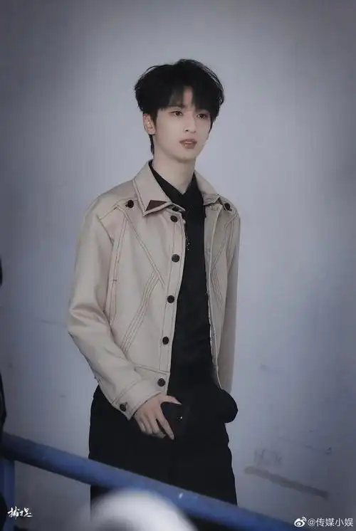 严浩翔极挑白西装造型路透