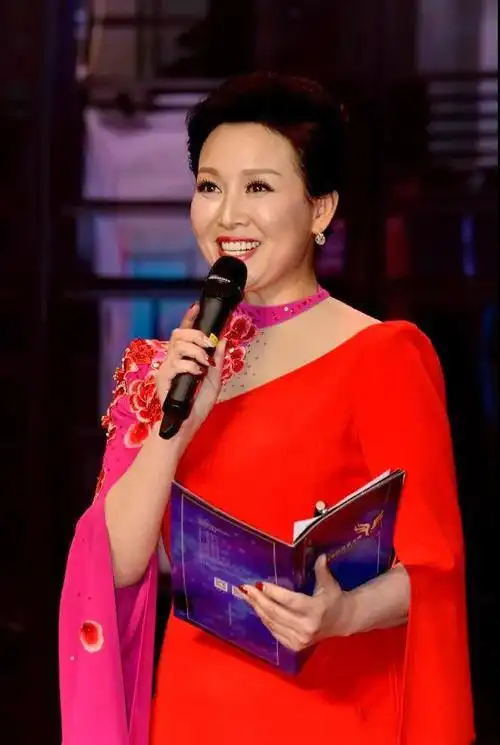 诗·音·画〕在文字间穿行的每一个夜晚