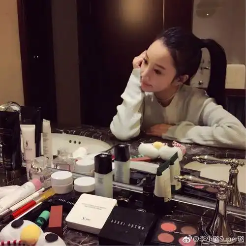 李小璐桌子上化妆品都是什么牌子?