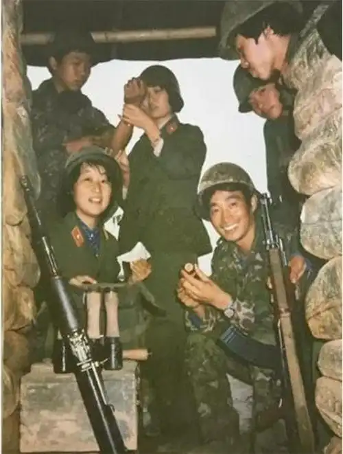 猫耳洞巡诊,战士不让看烂裆,当妈的王晓华:我是你大姐,怕什么|老山