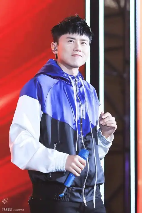 张杰现身深圳参加商演活动舞台上尽情唱歌皮肤白皙帅气十足